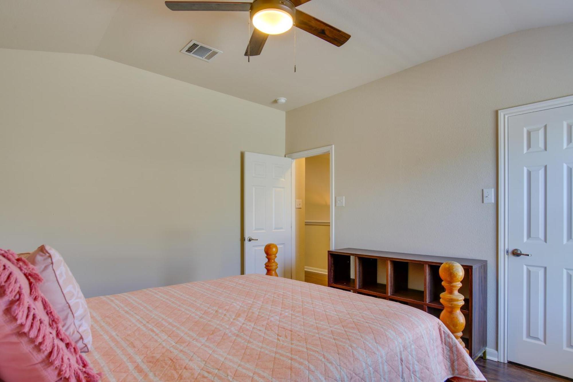 Getaway With Deck, Fenced-in Yard! Holiday home
