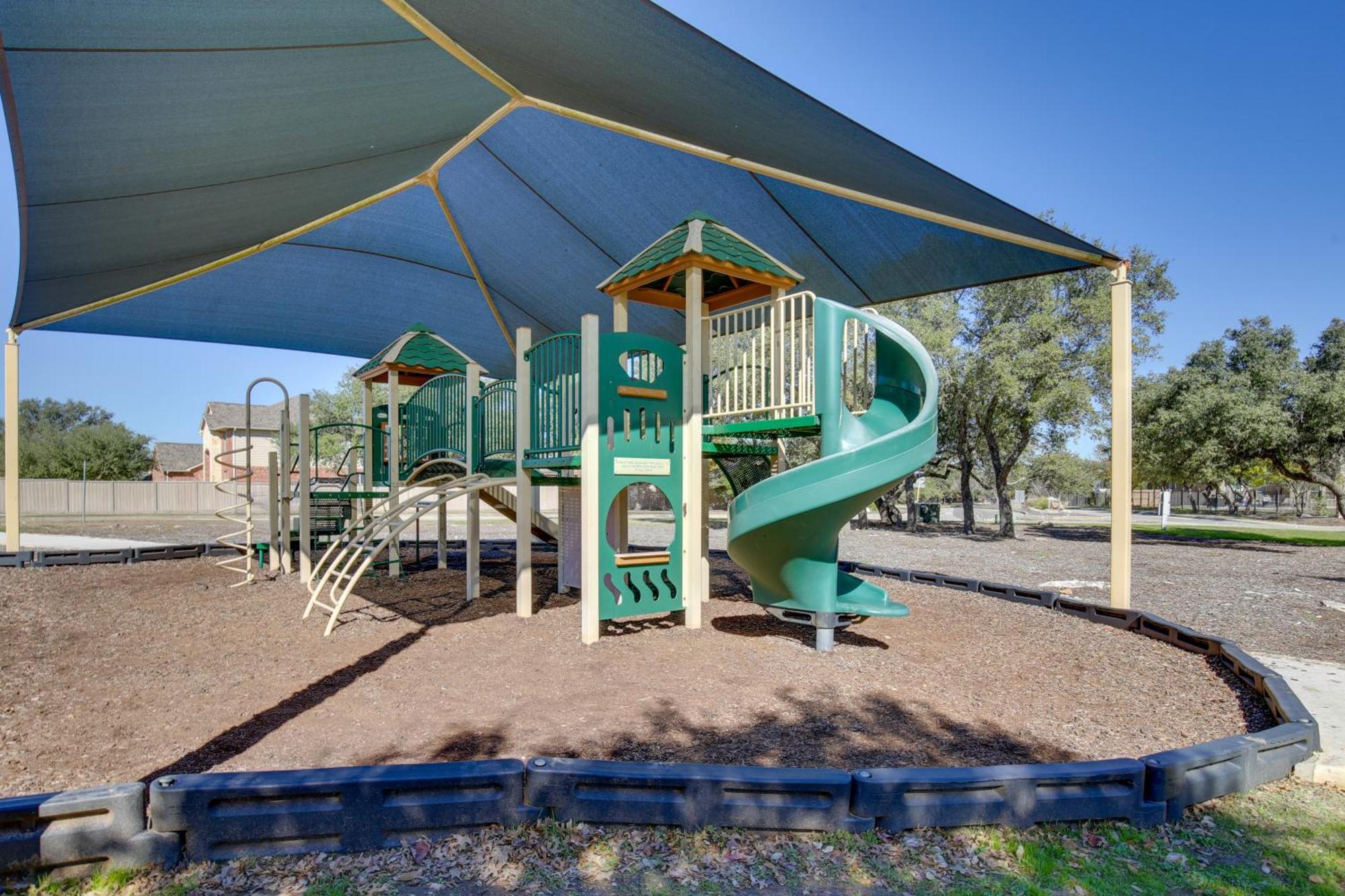 Getaway With Deck, Fenced-in Yard! Holiday home