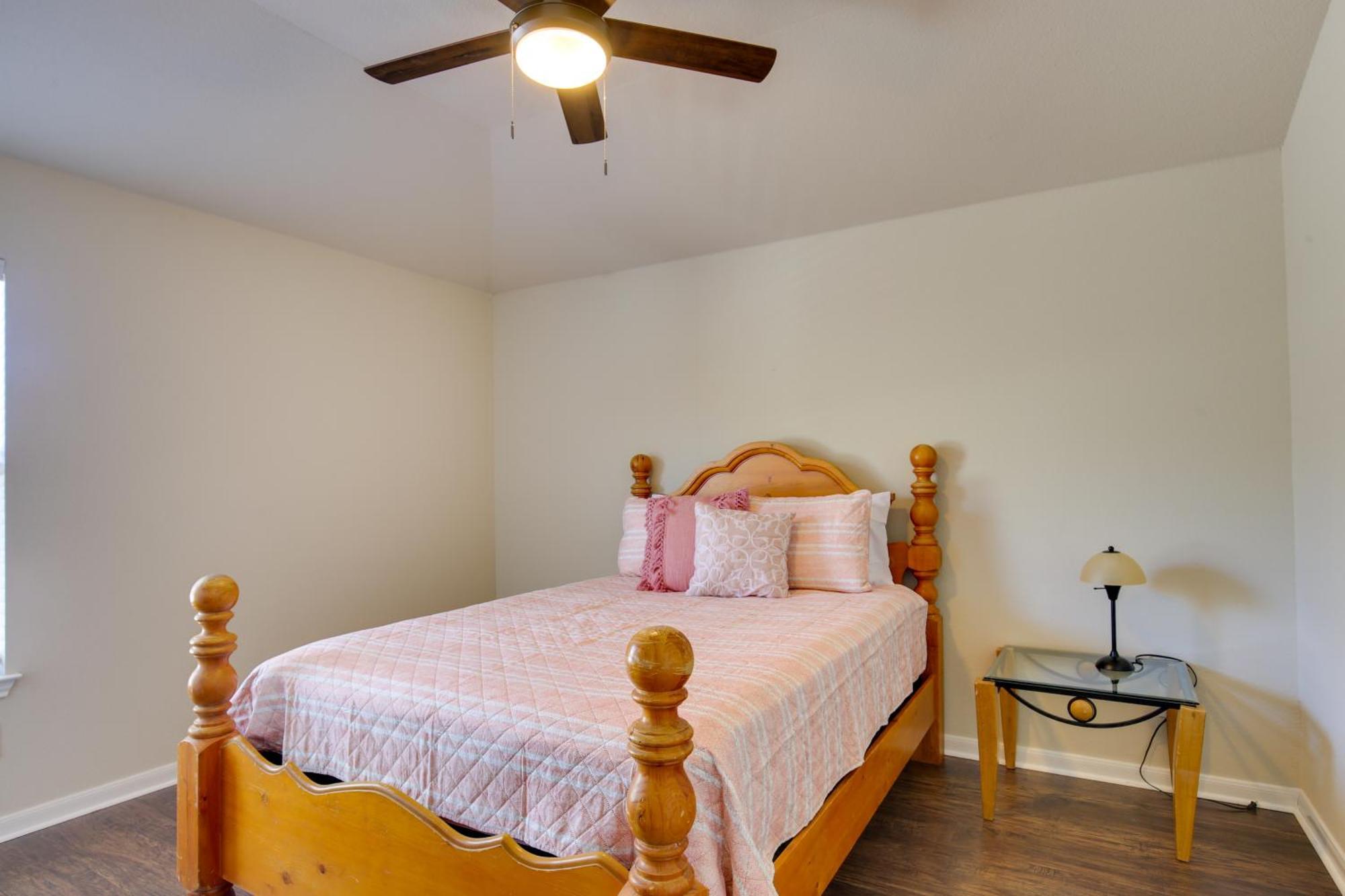 Holiday home Getaway With Deck, Fenced-in Yard!