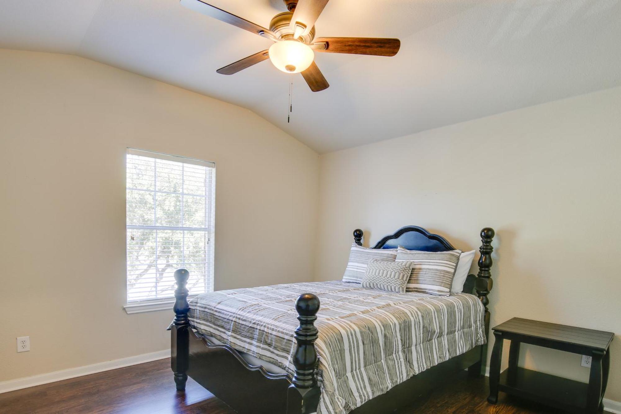 Holiday home Getaway With Deck, Fenced-in Yard! *