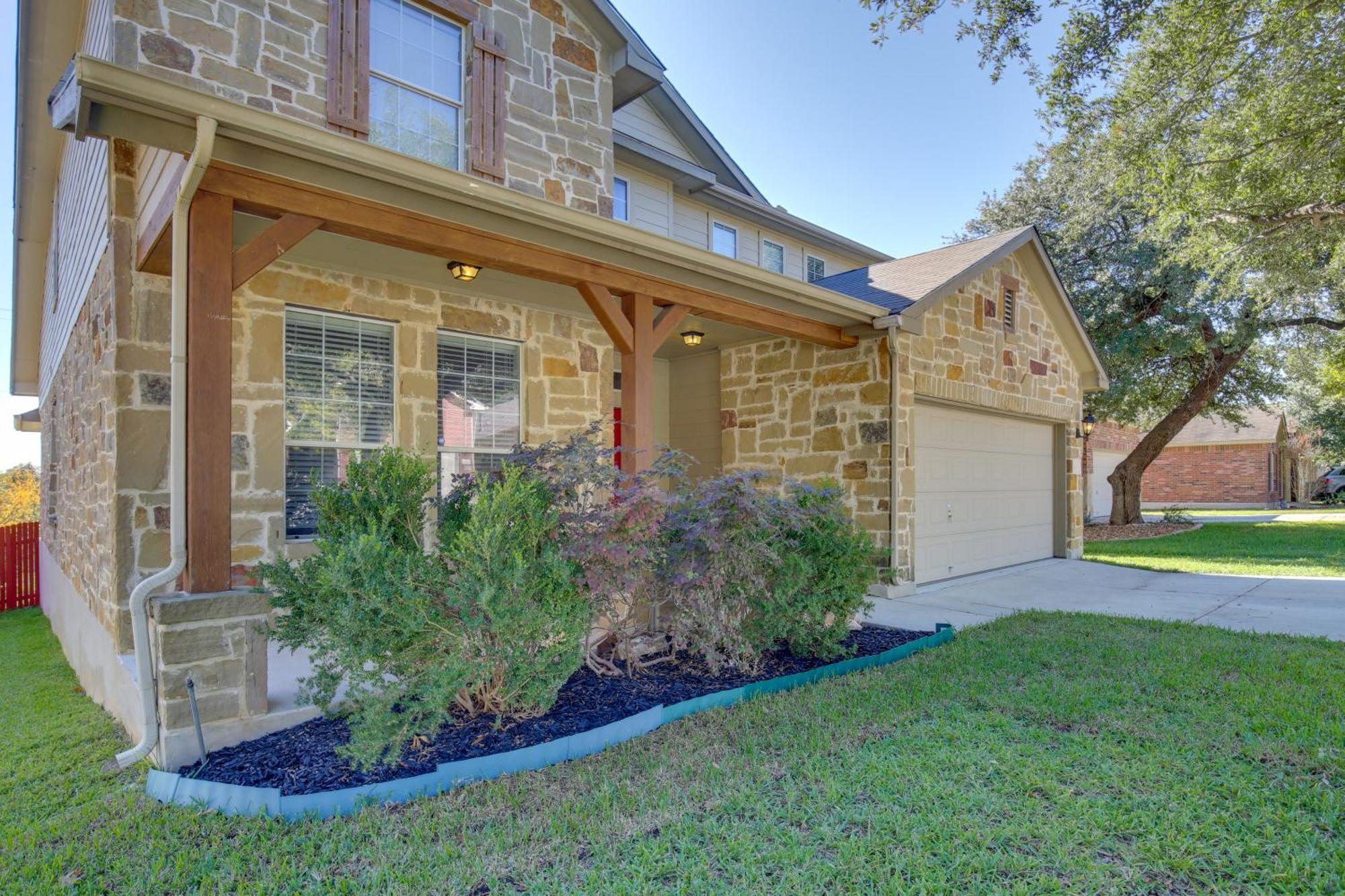 Holiday home Getaway With Deck, Fenced-in Yard! *