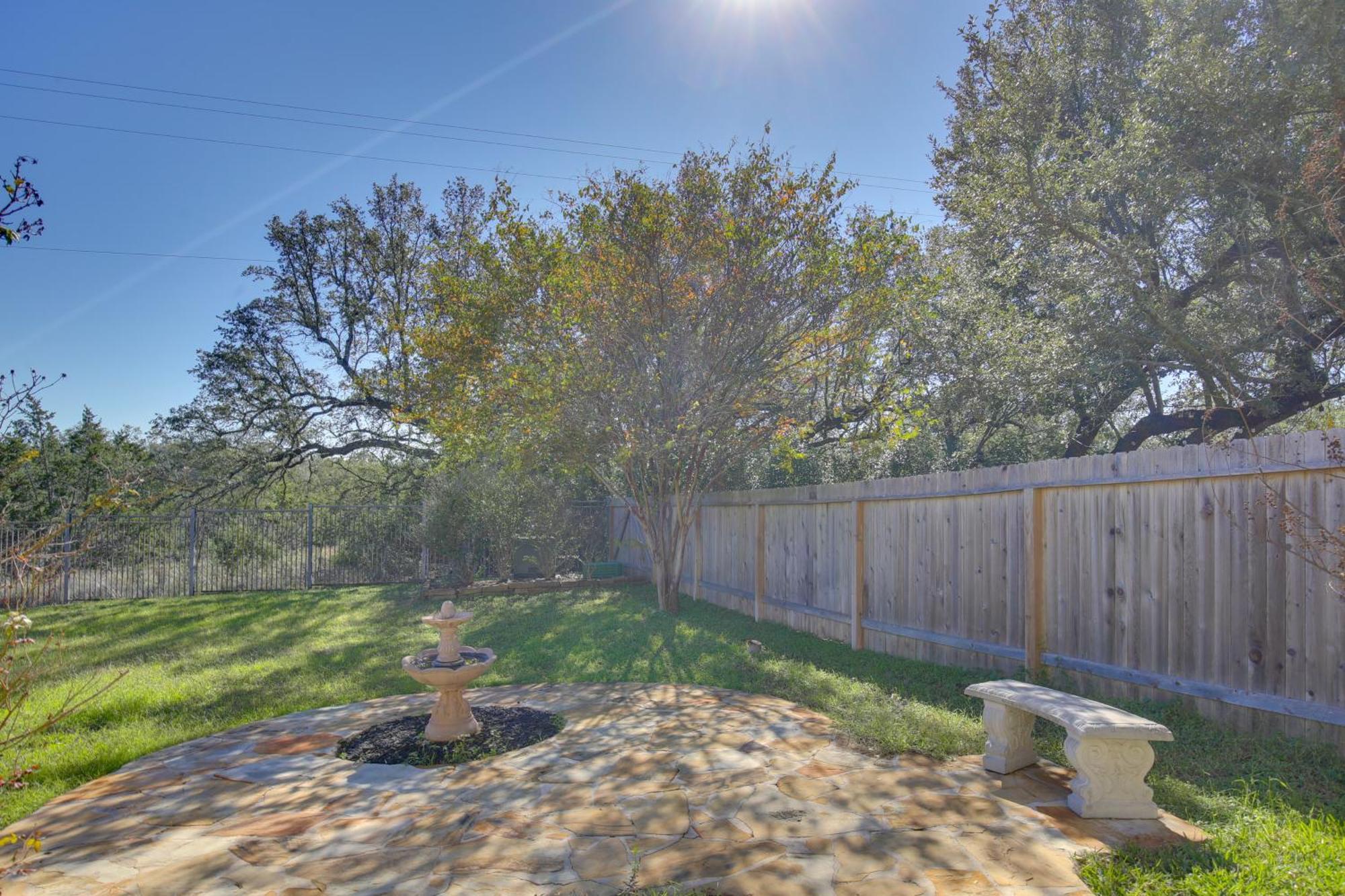Getaway With Deck, Fenced-in Yard! Holiday home San Antonio