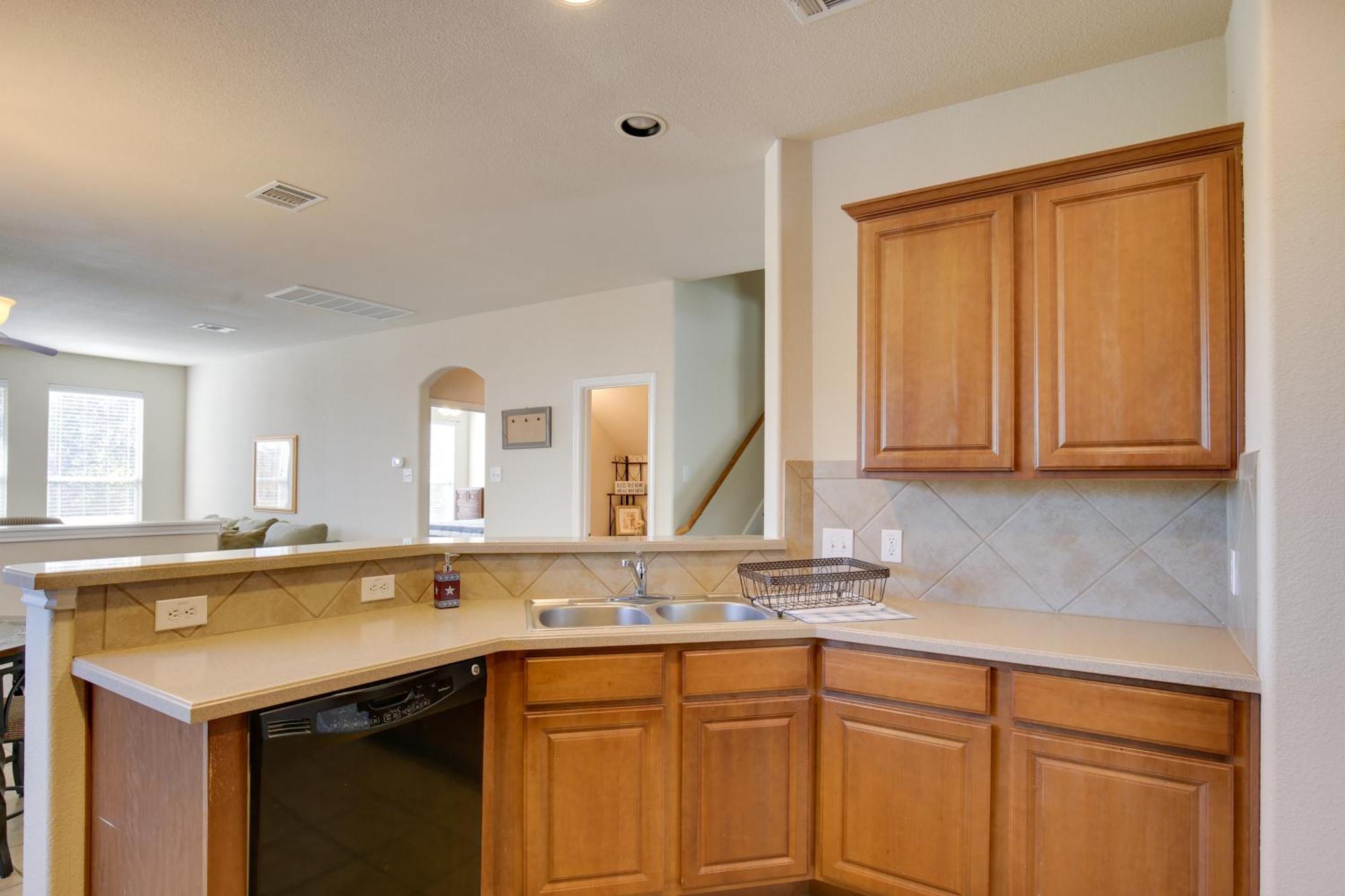 Getaway With Deck, Fenced-in Yard! * San Antonio