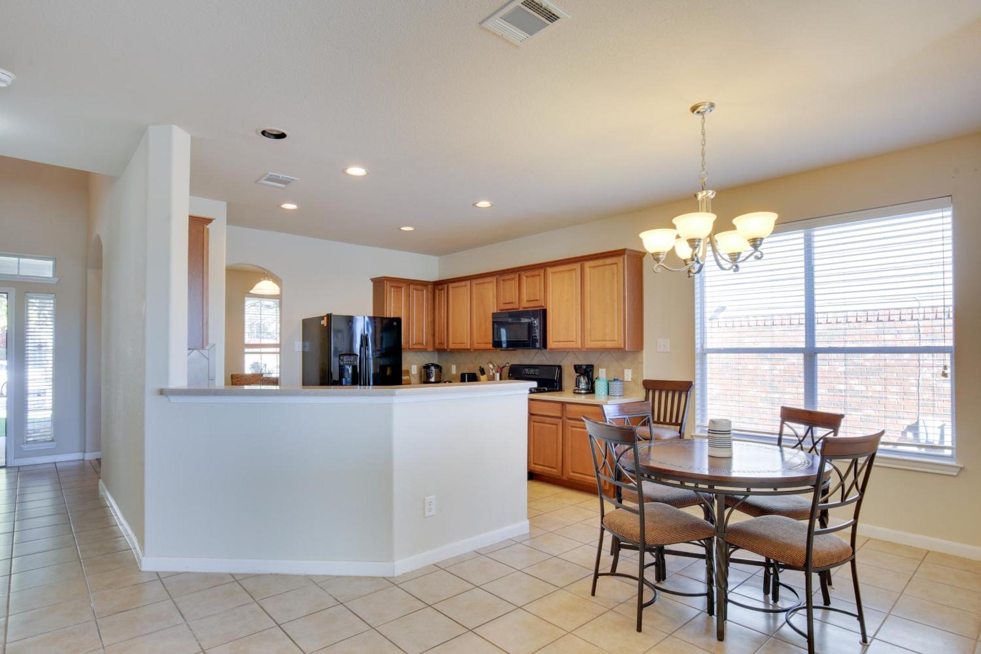 Holiday home Getaway With Deck, Fenced-in Yard! *