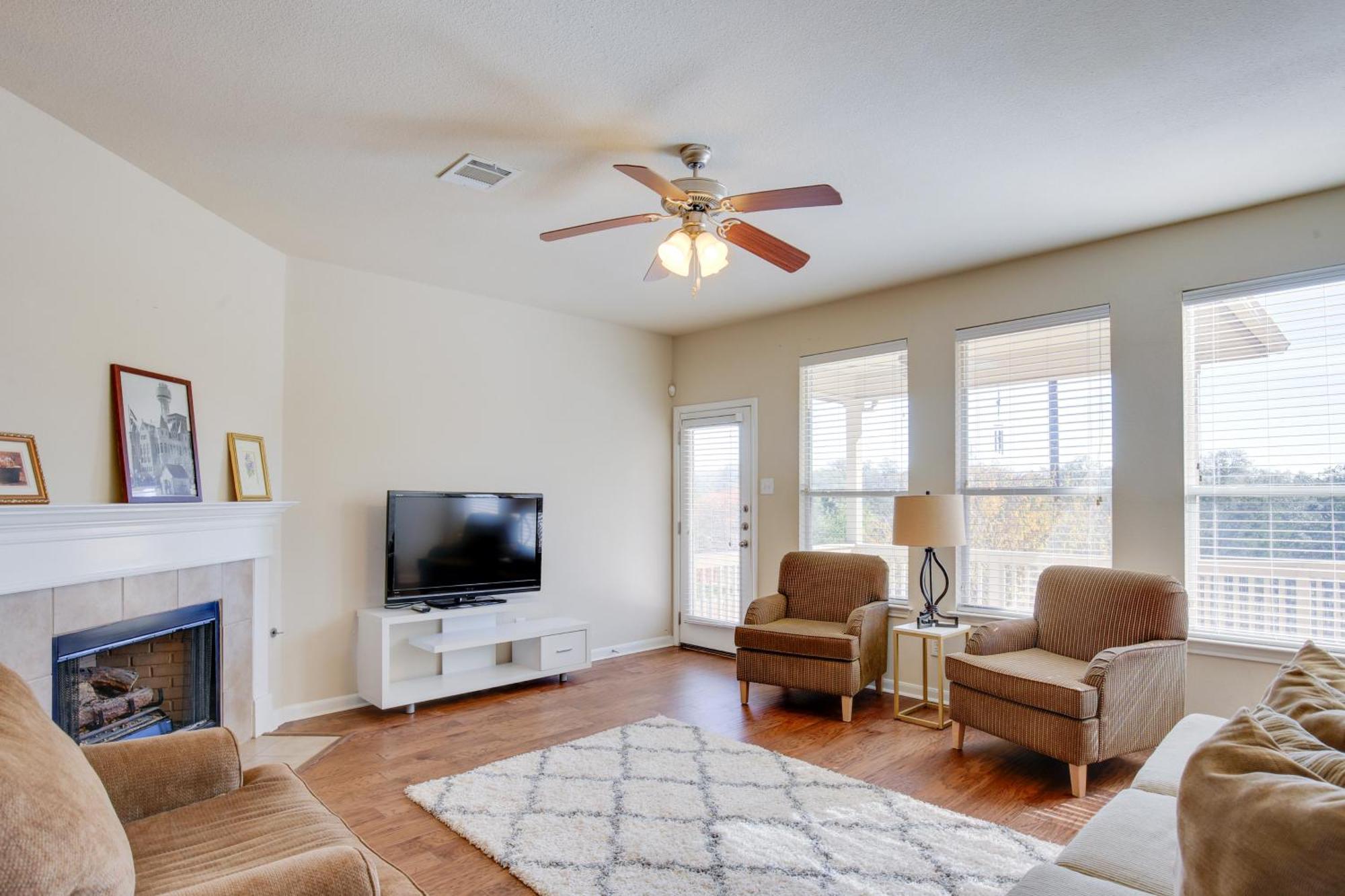 Getaway With Deck, Fenced-in Yard! Holiday home San Antonio