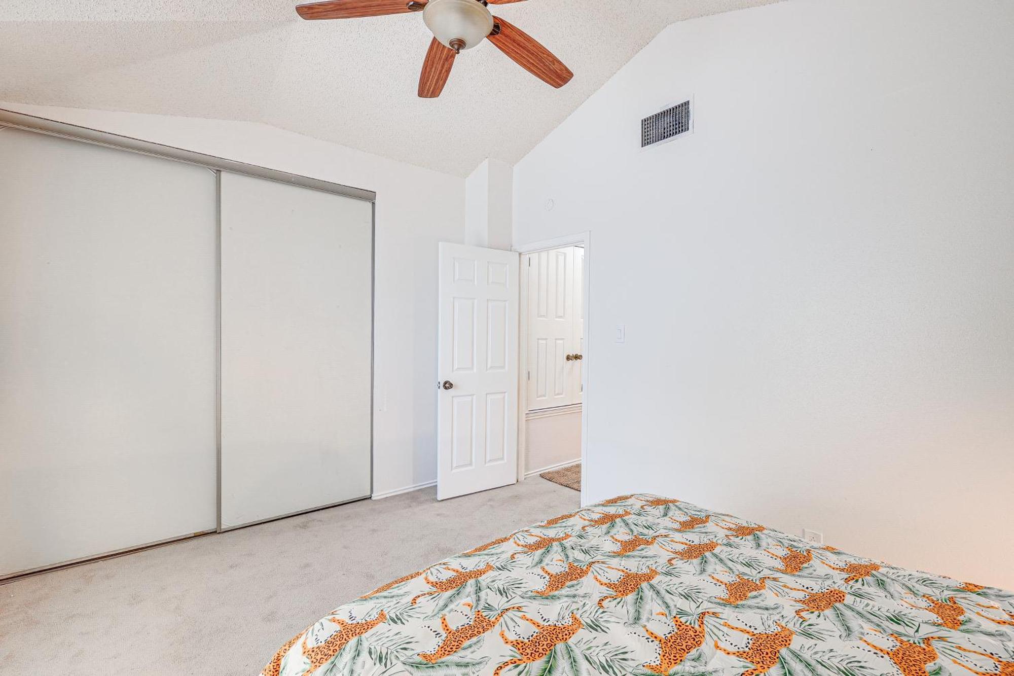 Spacious Google Fiber, Game Holiday home *