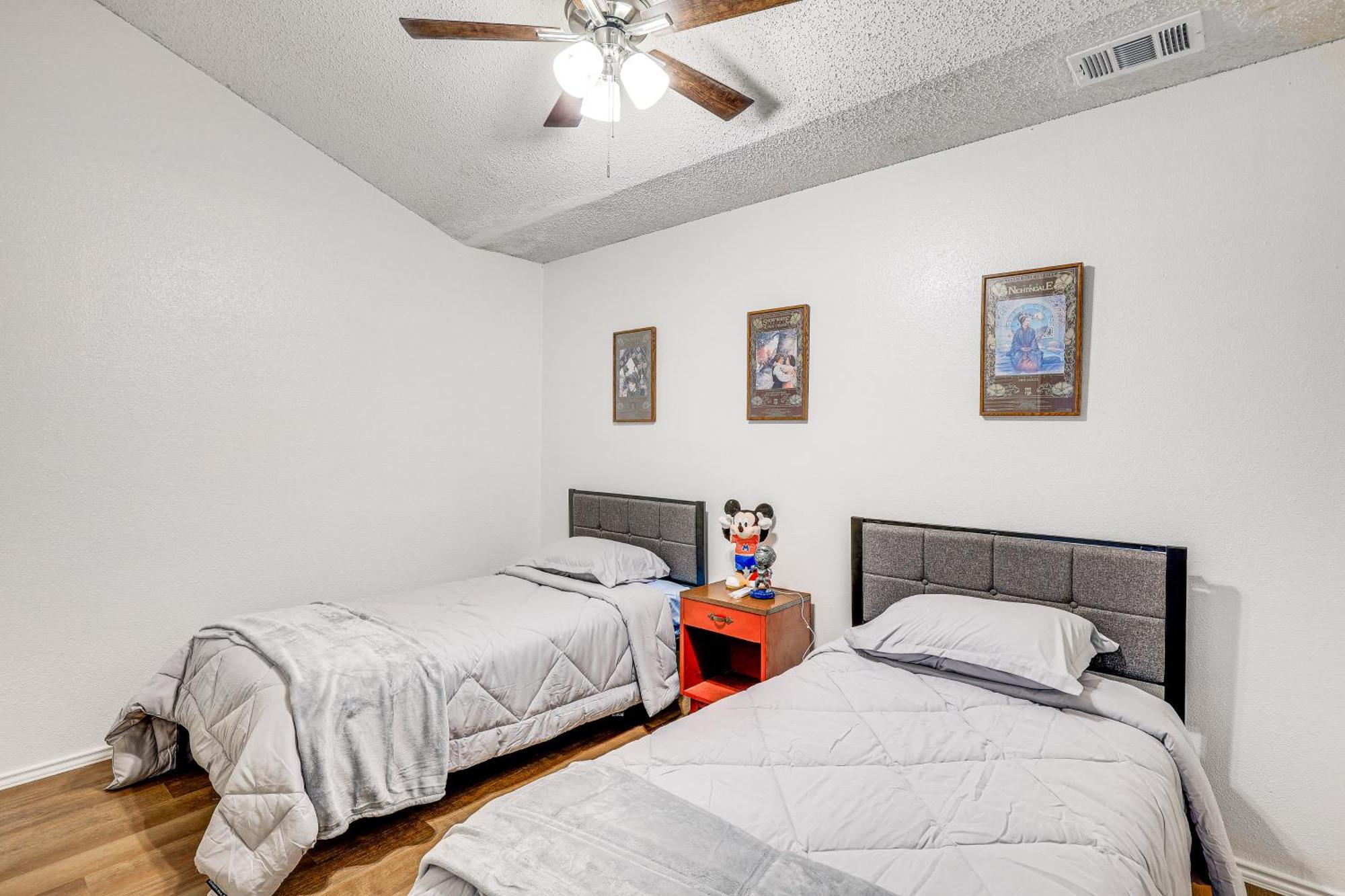 Spacious Google Fiber, Game Holiday home