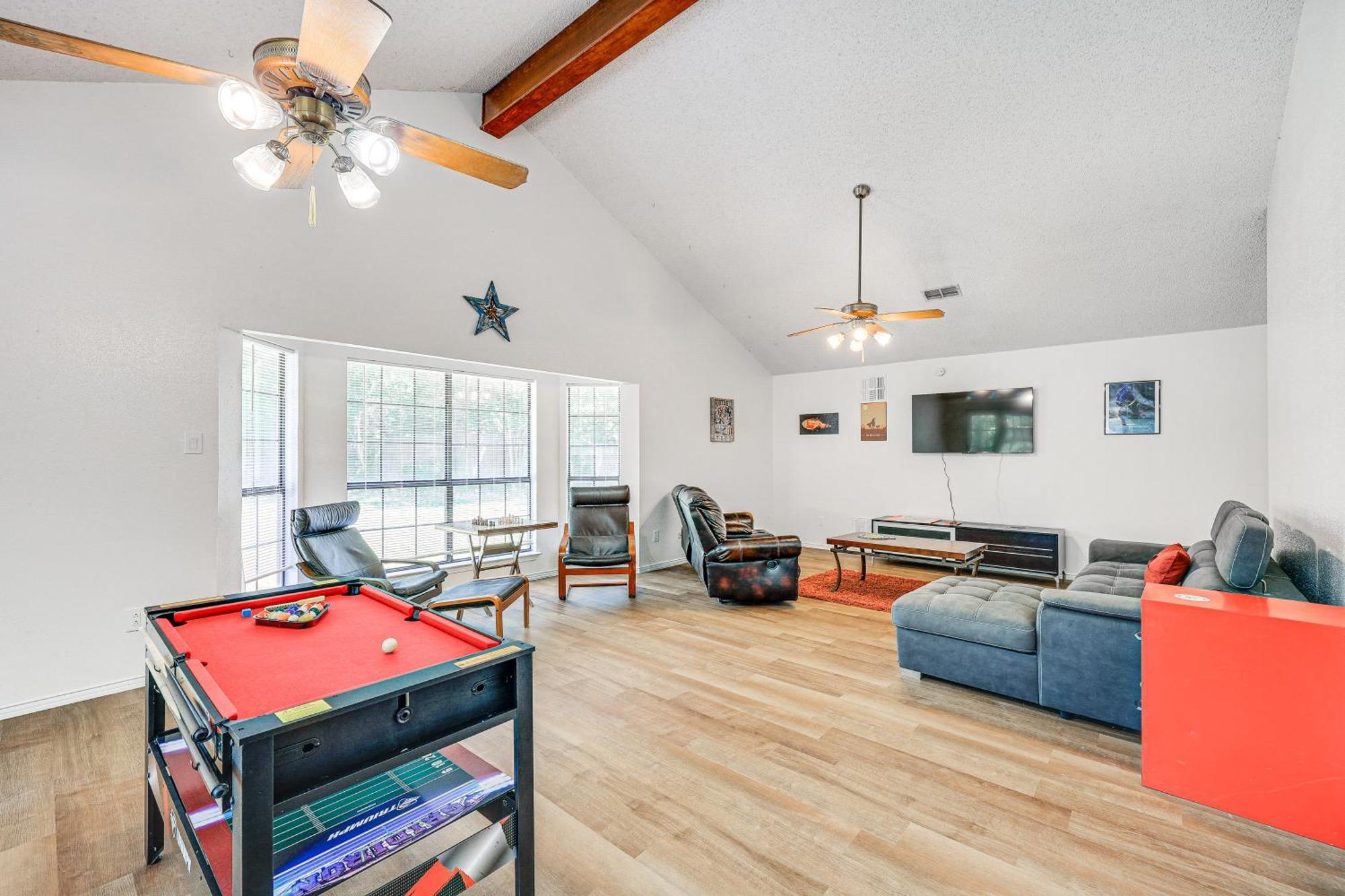 Spacious Google Fiber, Game Holiday home *