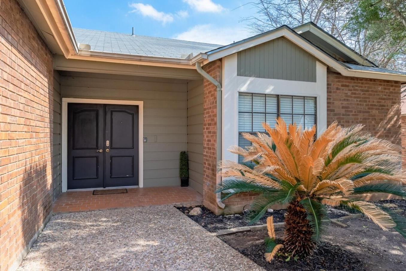 Beautiful With Pool, Games & Covered Patio Holiday home