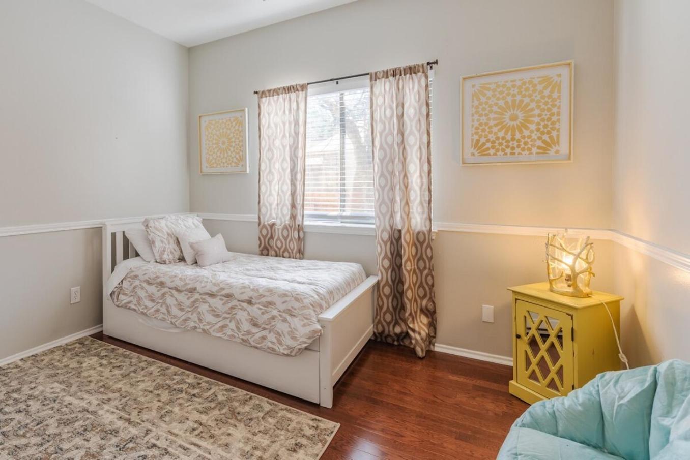 Beautiful With Pool, Games & Covered Patio Holiday home