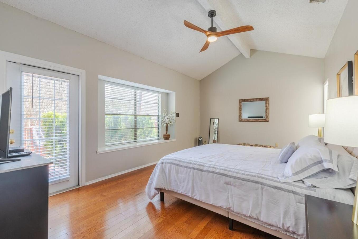 Holiday home Beautiful With Pool, Games & Covered Patio *