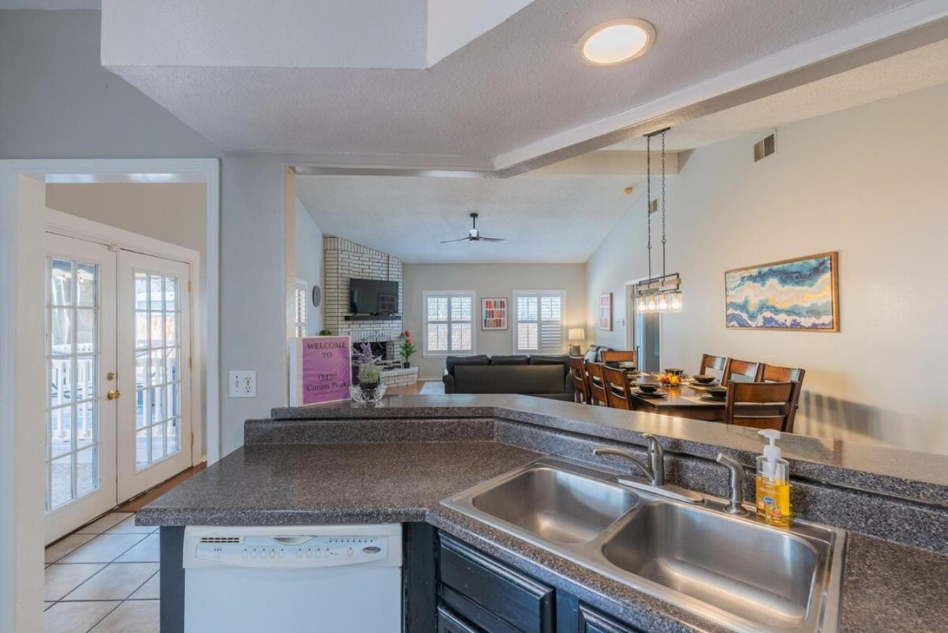 Beautiful With Pool, Games & Covered Patio Holiday home