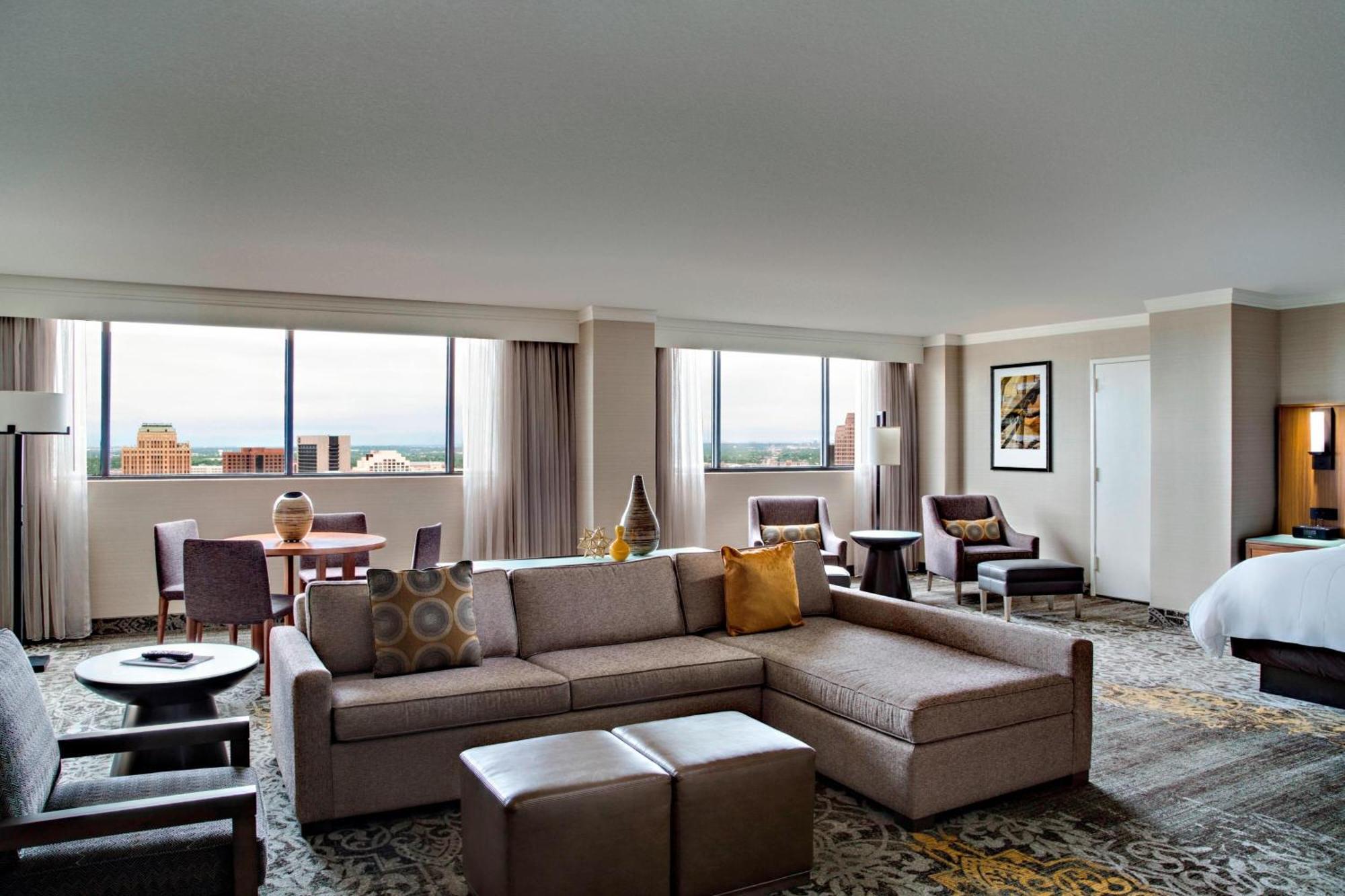 Marriott Riverwalk Hotel 4*