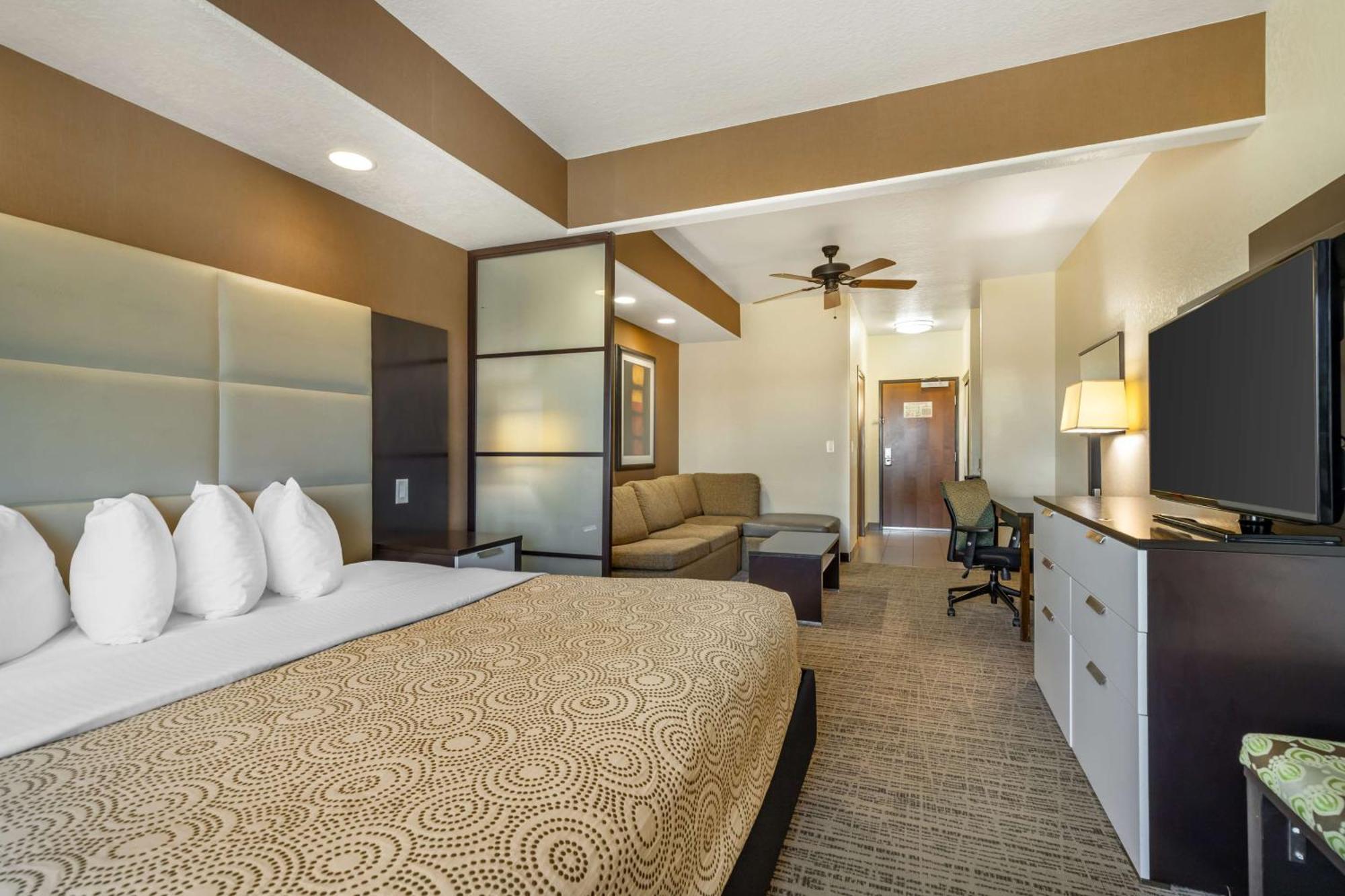 Hotel Western Lackland And Suites.