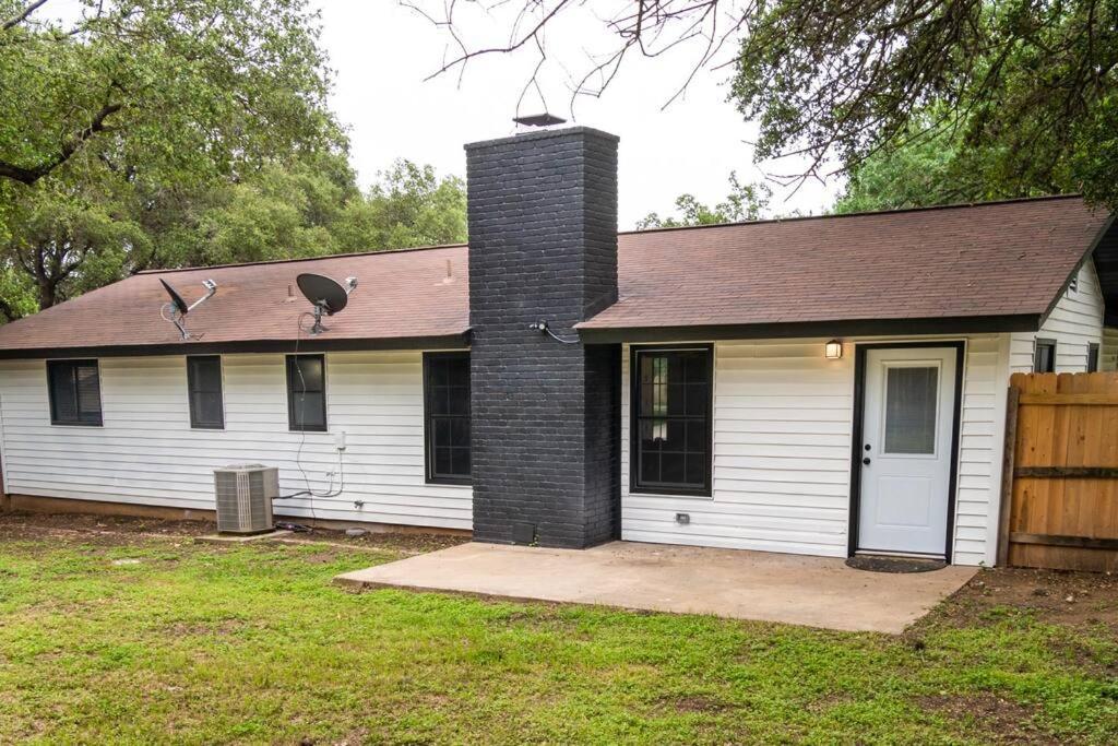 With Huge Fenced Yard * San Antonio