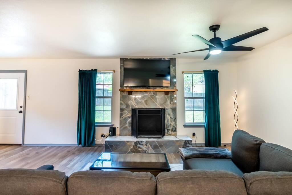 With Huge Fenced Yard Holiday home *