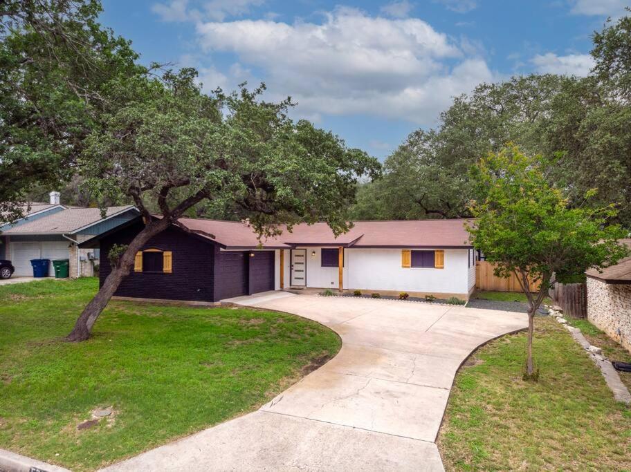 With Huge Fenced Yard * San Antonio