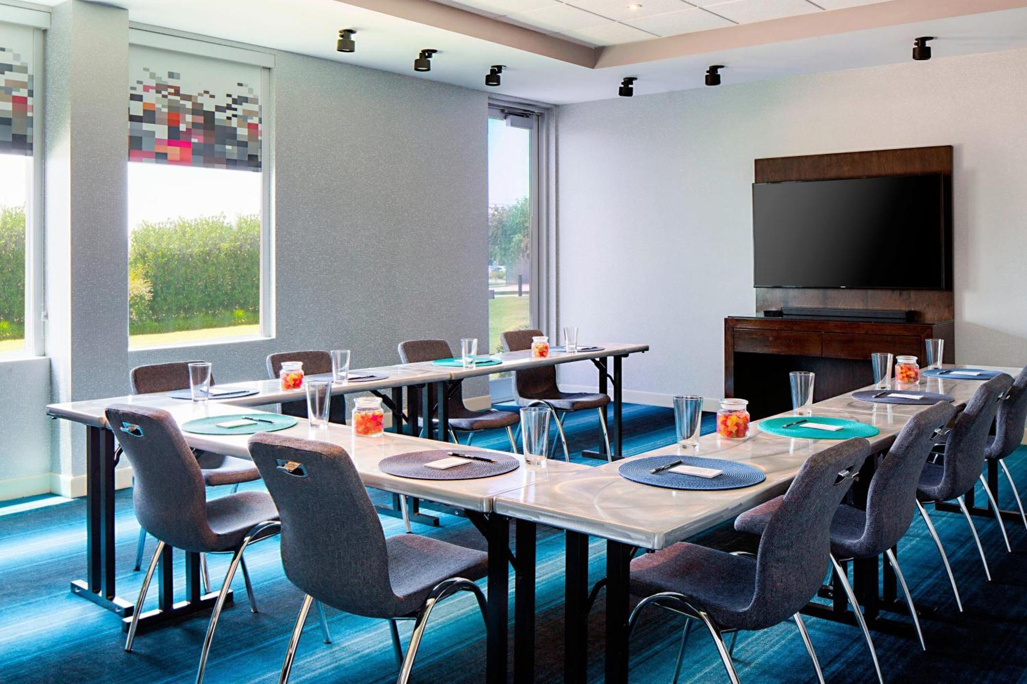 Hotel Aloft Airport 3*