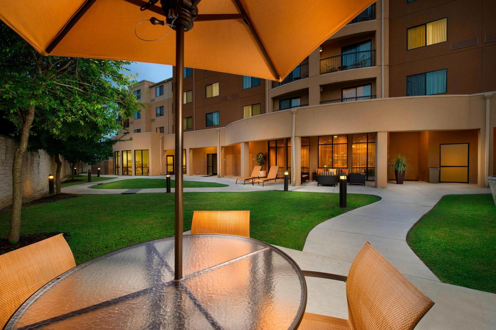 Hotel Courtyard By Marriott Seaworld/lackland 3*