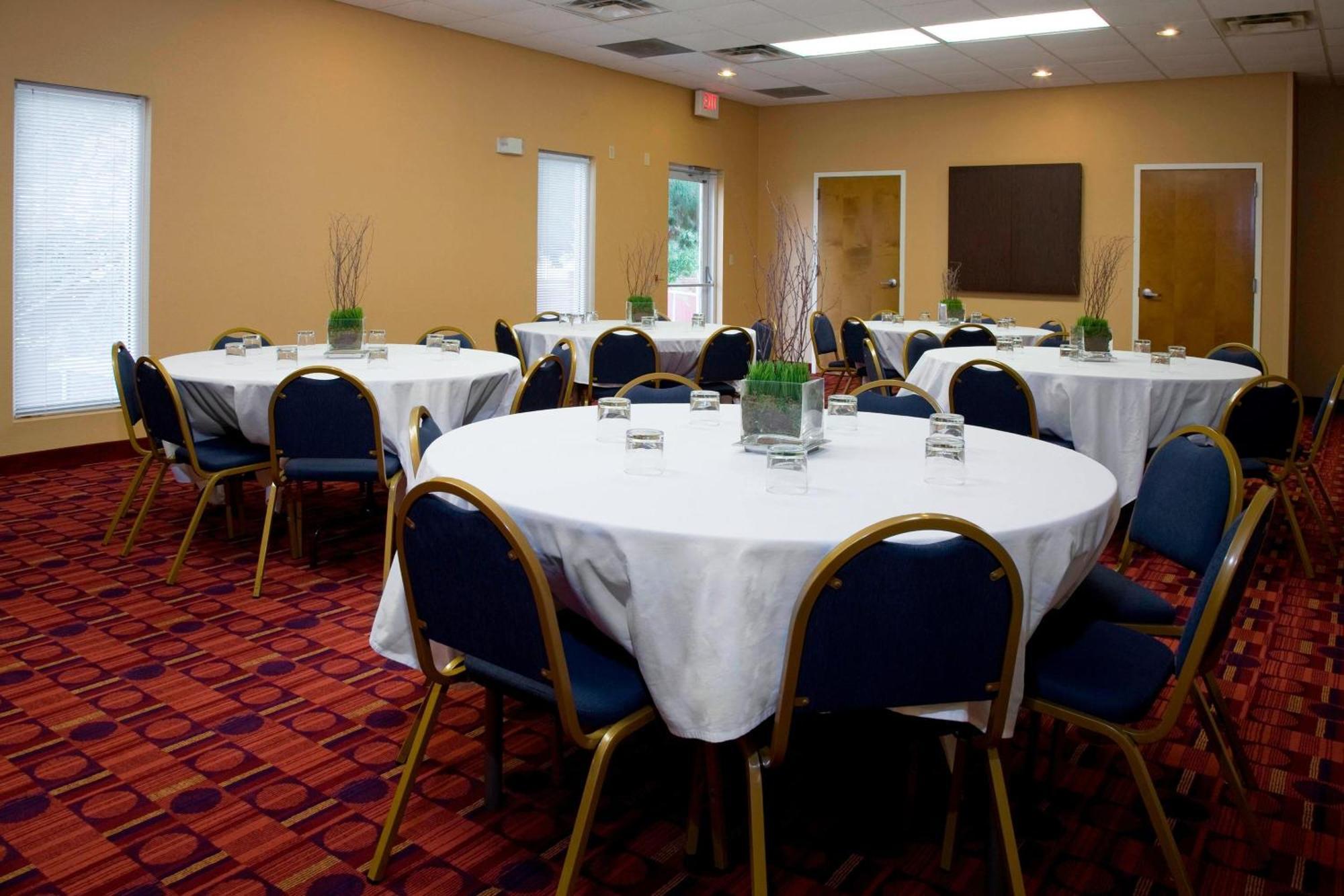 Hotel Fairfield & By Marriott Downtown/market Square 3*