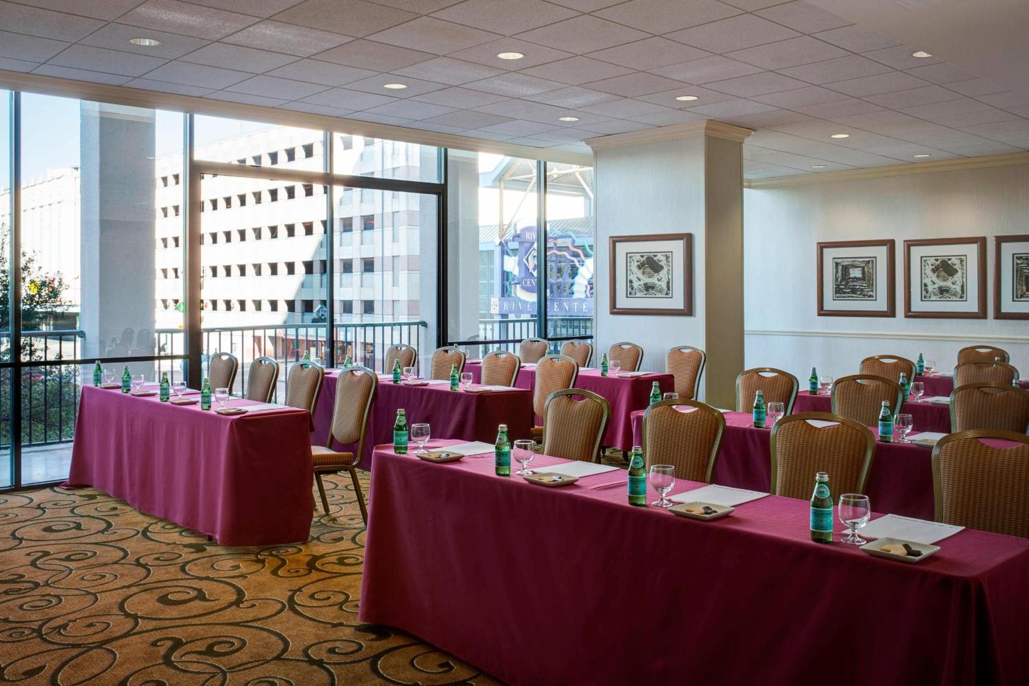 Marriott Riverwalk Hotel 4*