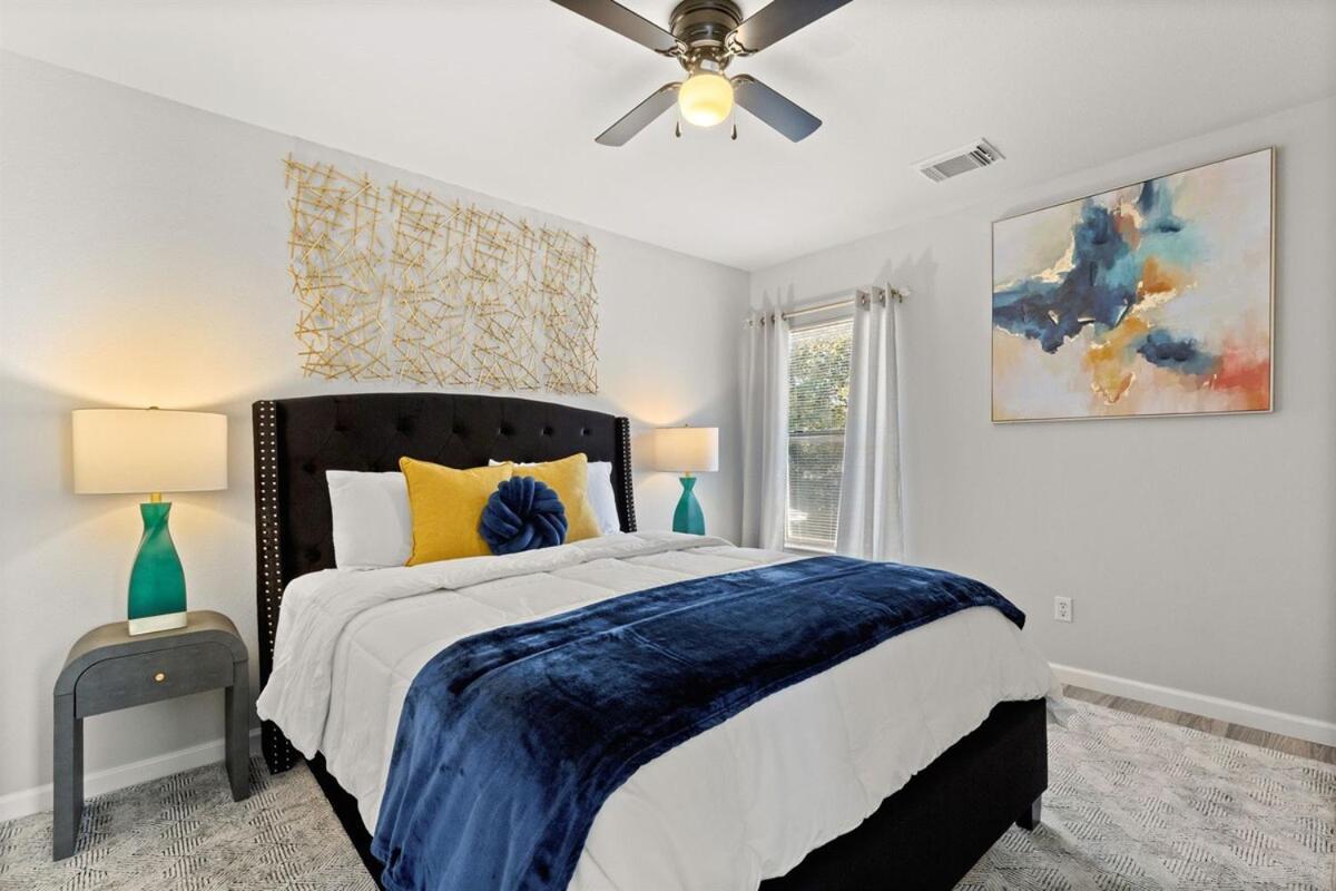 Pool Oasis 5 Bedrooms Game Horn *