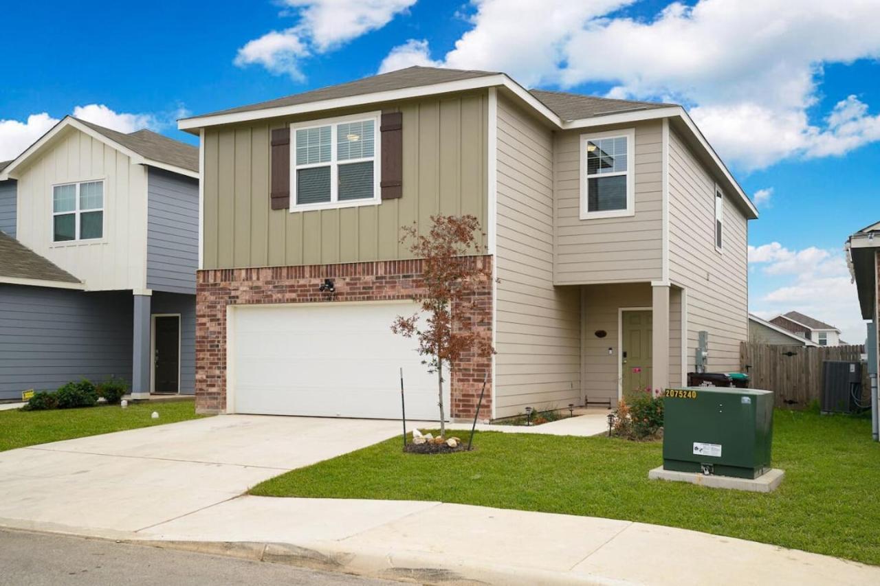 Rare Find Sleeps 13 Family Fun * San Antonio