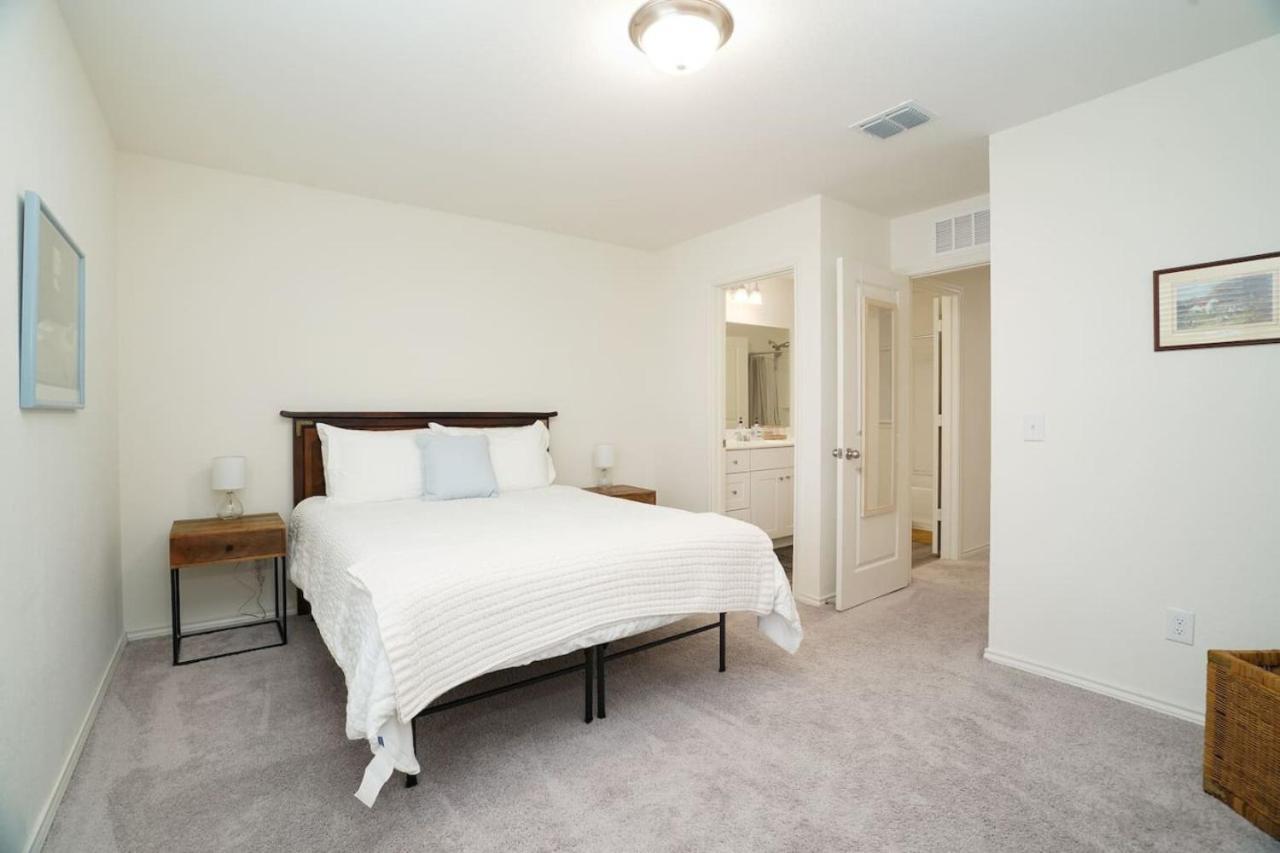 Rare Find Sleeps 13 Family Fun * San Antonio