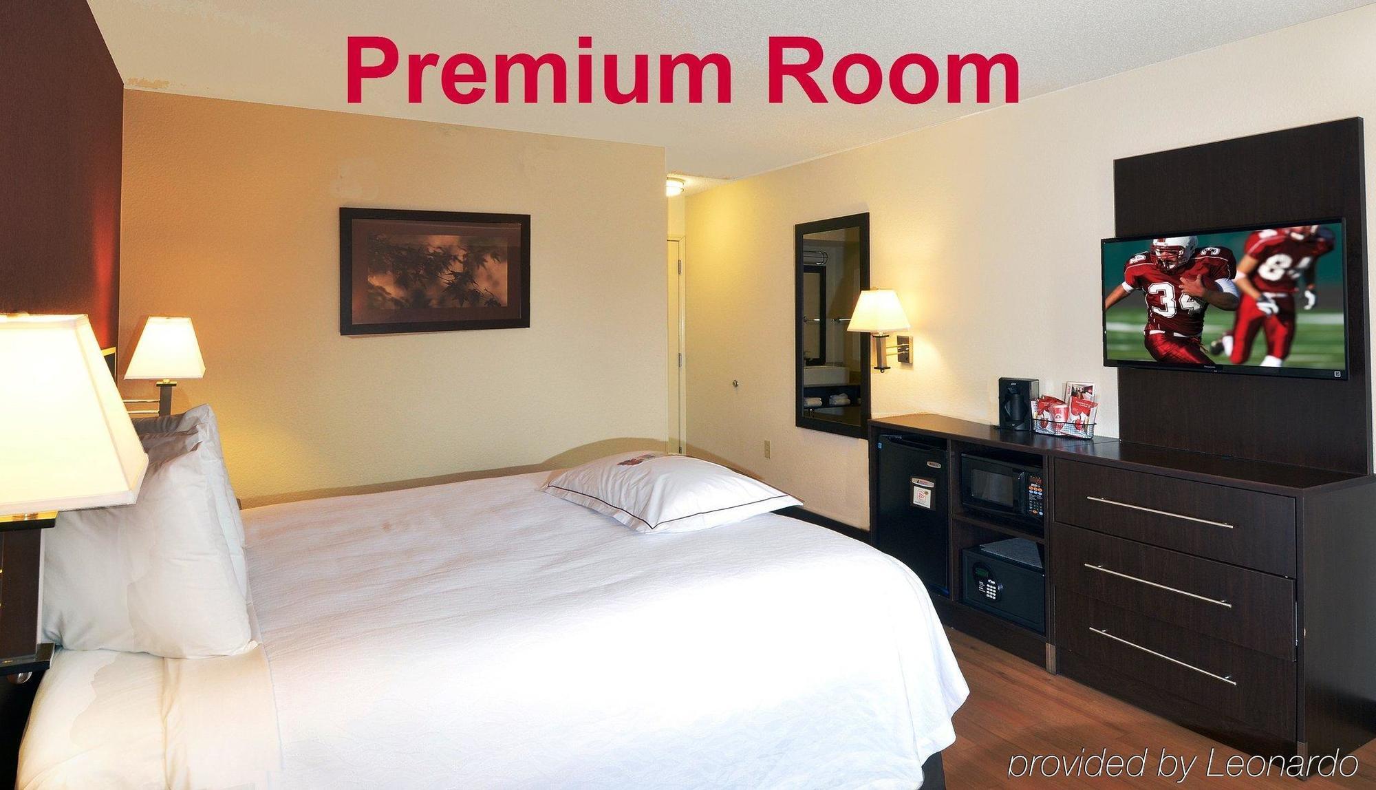 Red Roof Plus+ Downtown - Riverwalk Hotel 3*