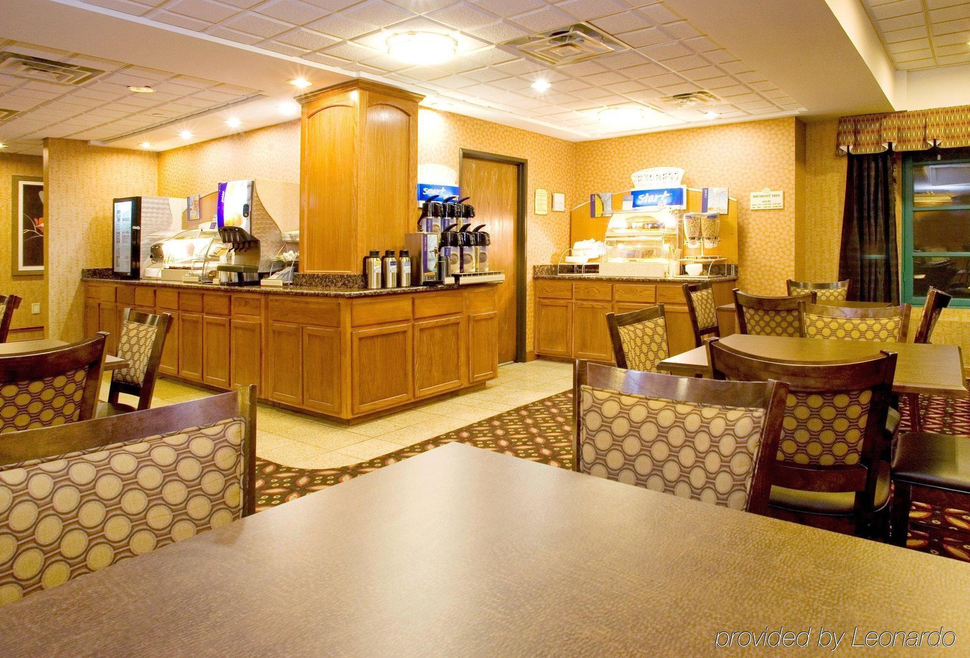Express North Riverwalk Area By Ihg 3*