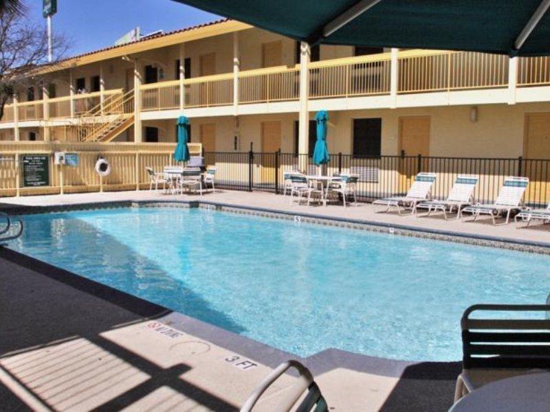 La Quinta By Wyndham I-35 N At Rittiman Rd