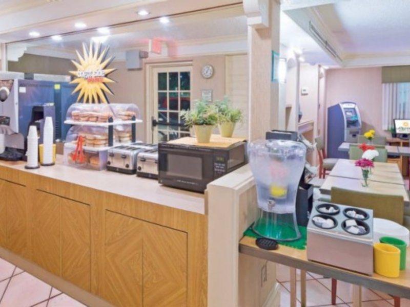 Hotel Super 8 By Wyndham Near Seaworld Ingram Park San Antonio