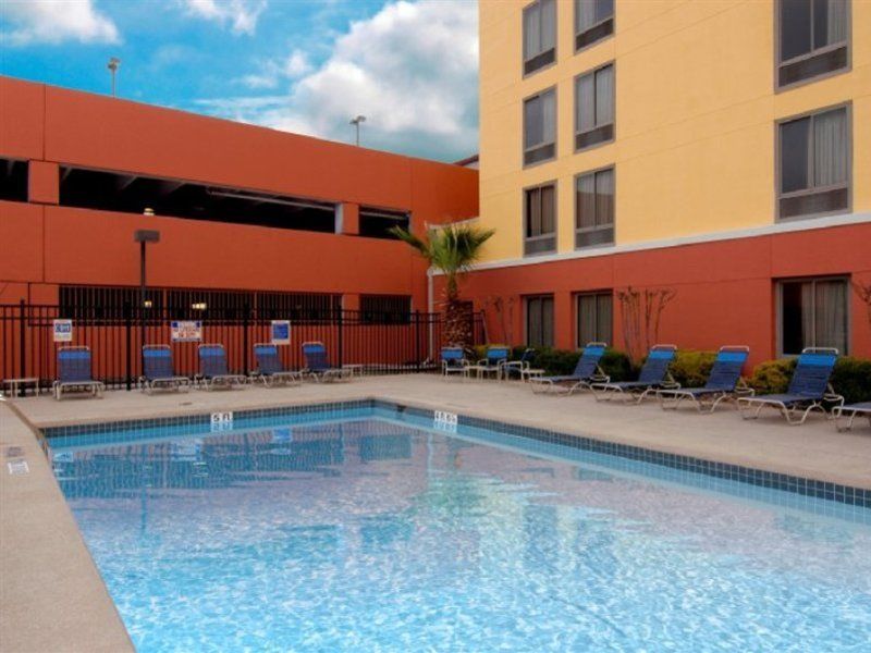 Red Roof Plus+ Downtown - Riverwalk Hotel San Antonio