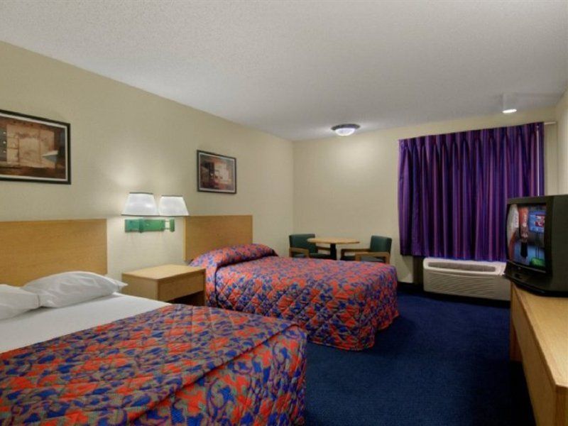 Hotel Red Roof Plus+ Downtown - Riverwalk 3*