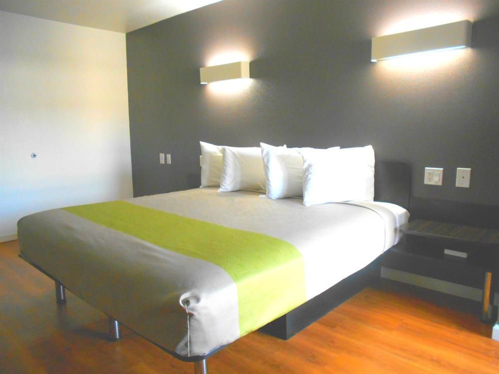 Hotel 6-san Antonio, Tx - Airport 2*