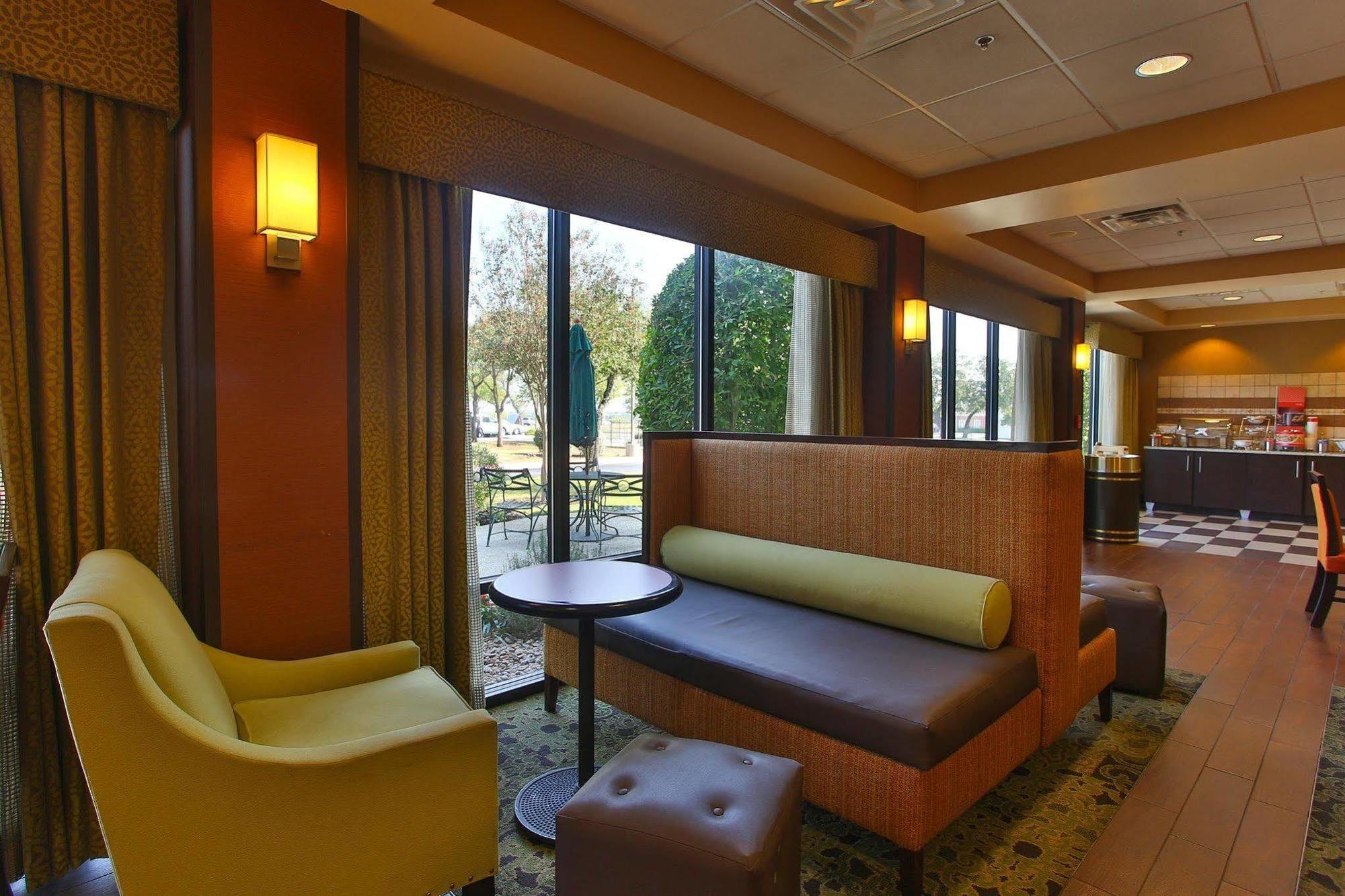 Hotel Hampton Stone Oak 3*