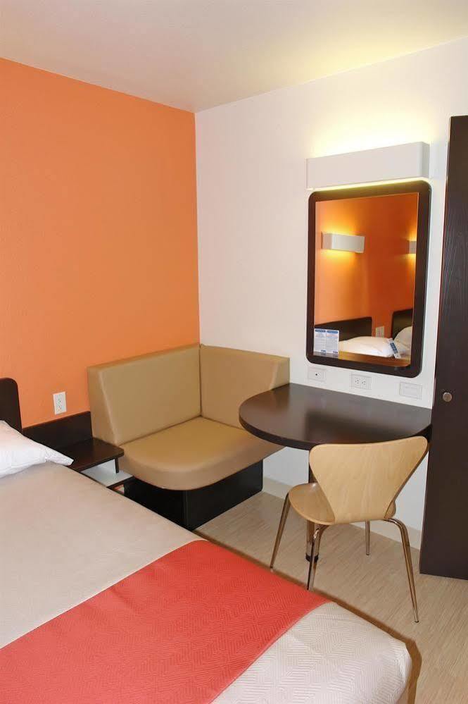 Hotel 6 San Antonio, Tx - Frost Bank Center