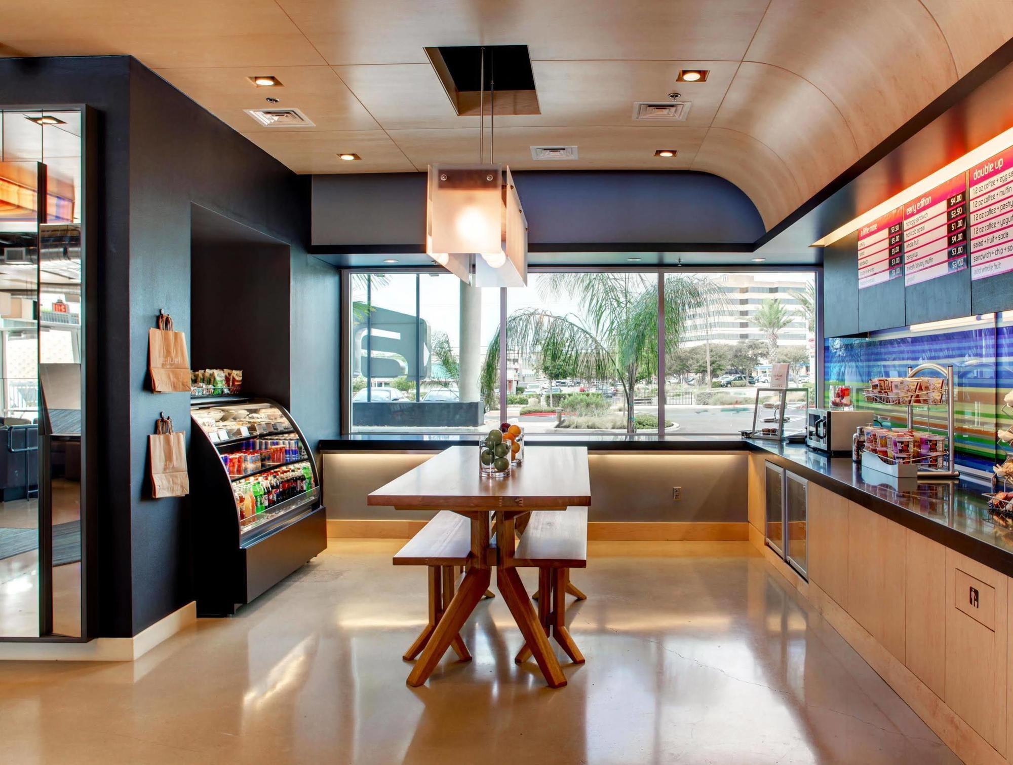 Aloft Airport 3*