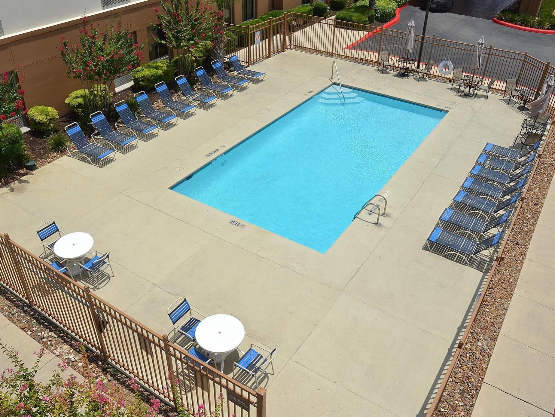 Red Roof Plus+ Downtown - Riverwalk Hotel 3*