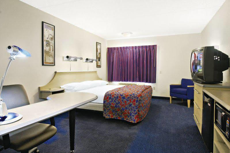 Red Roof Plus+ Downtown - Riverwalk Hotel 3*