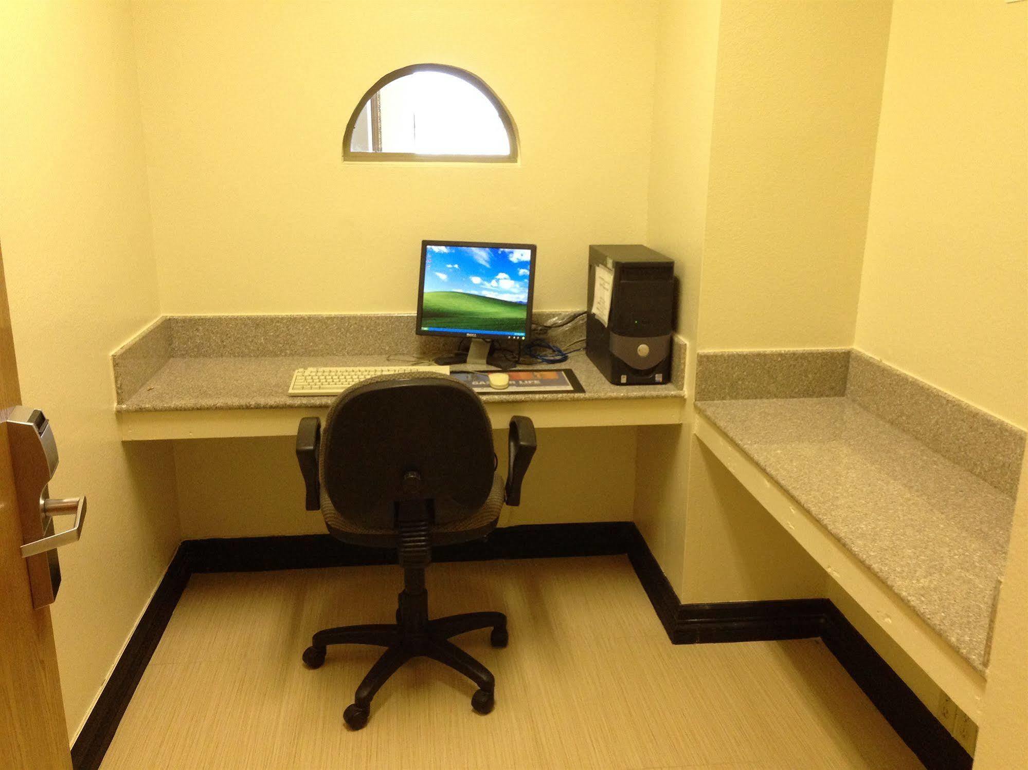 Hotel Surestay By Western Airport 3*