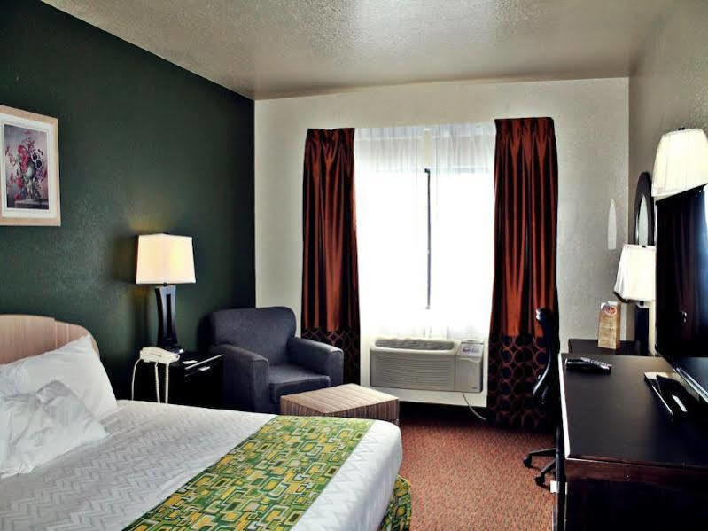Hotel Surestay By Western Airport 3*