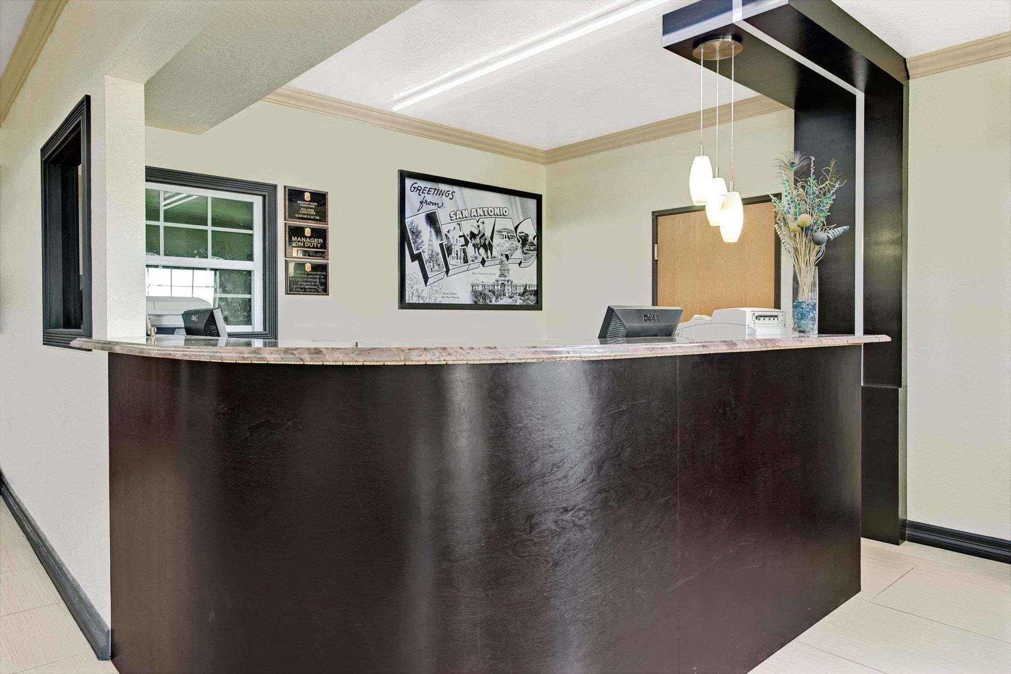 Hotel Surestay By Western Airport