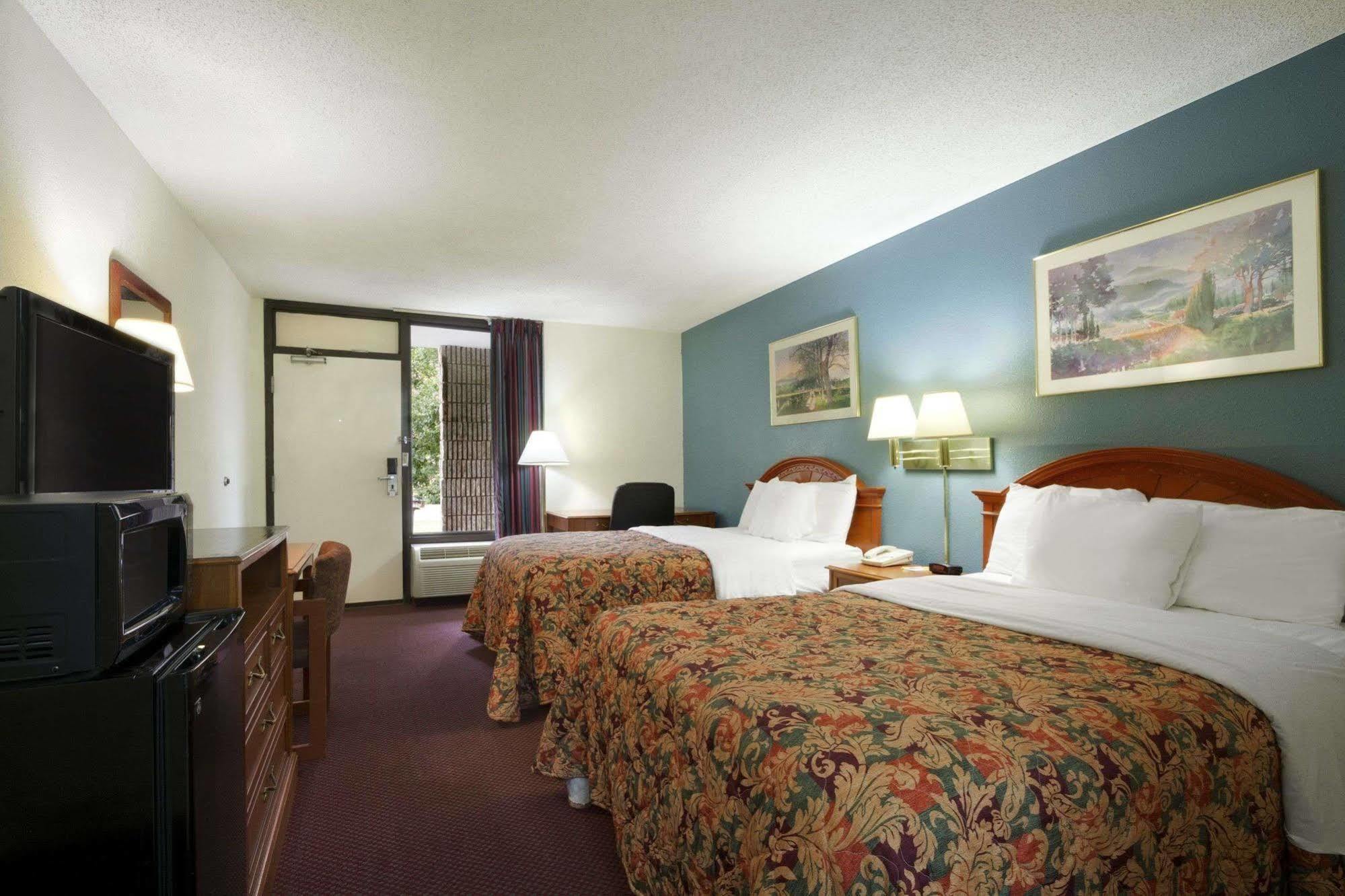 Days By Wyndham Southeast Frost Bank Center Hotel