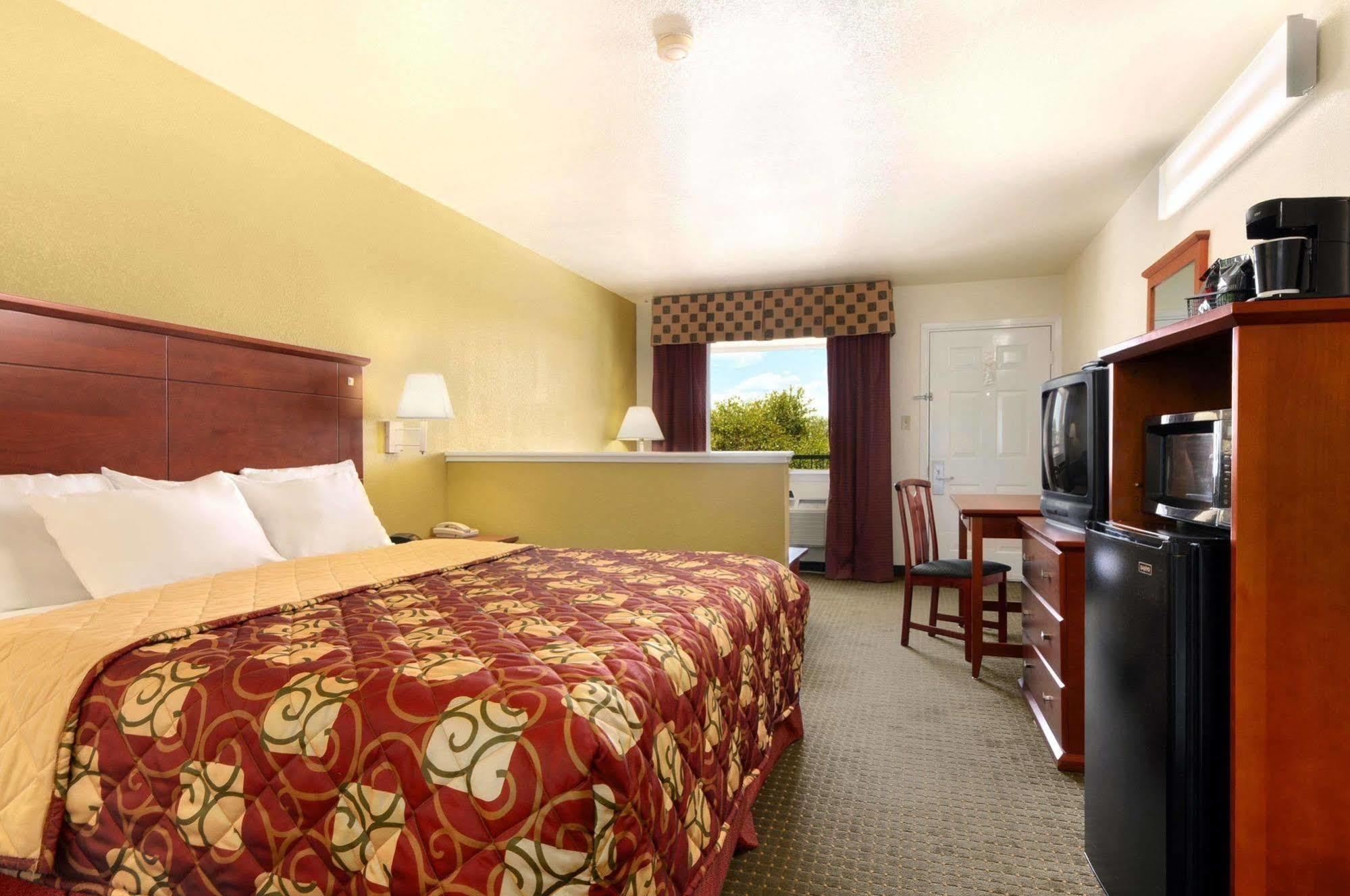 Days By Wyndham Southeast Frost Bank Center 2*