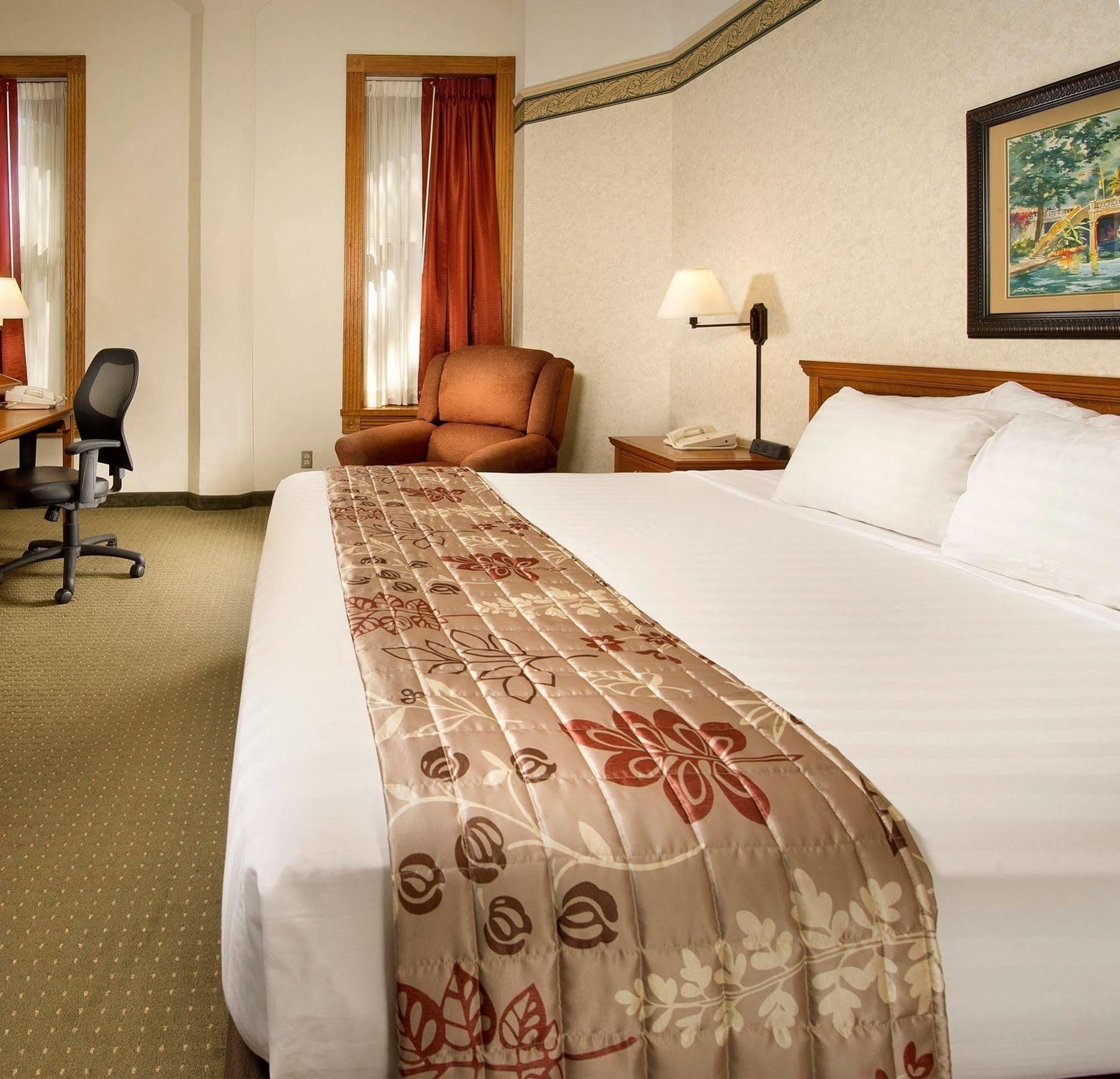 Hotel Drury & Riverwalk 3*