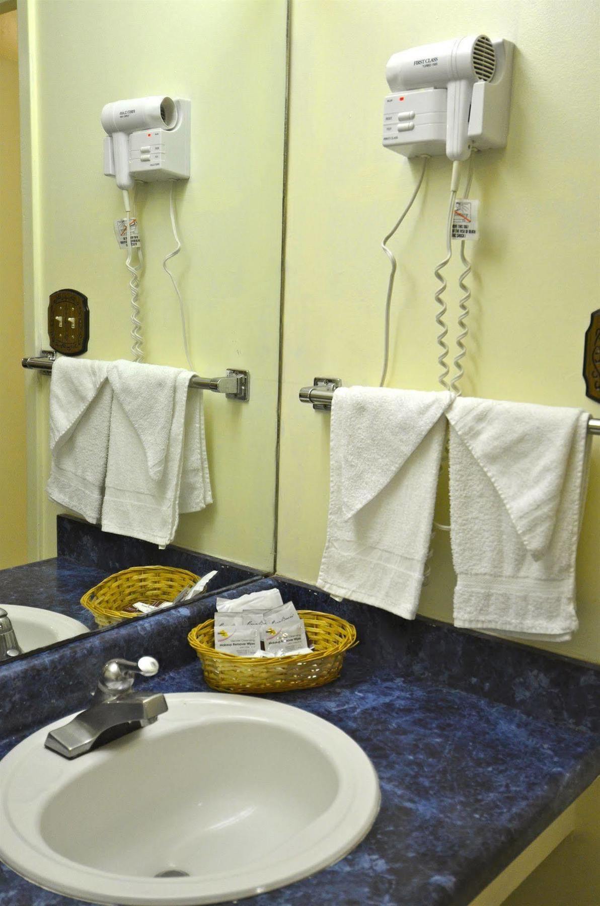 Americas Value Downtown Riverwalk Motel