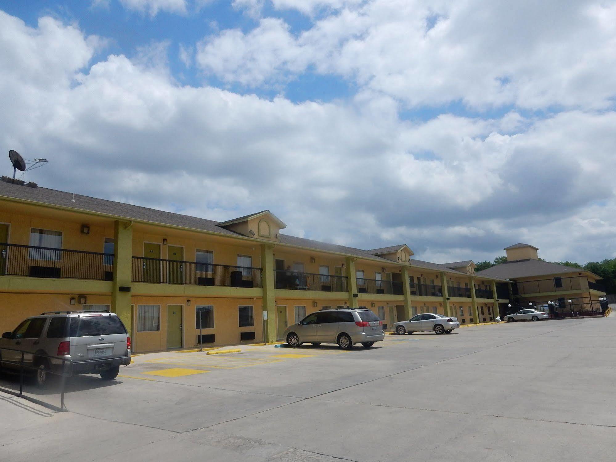Days By Wyndham Interstate Hwy 35 North Hotel