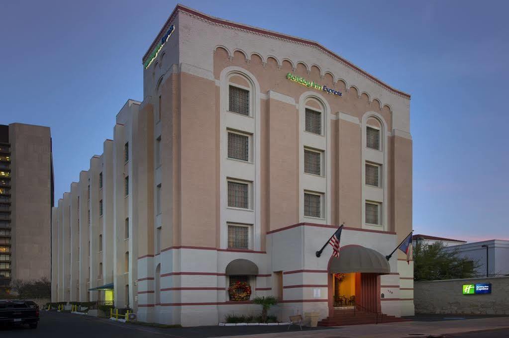 Express North Riverwalk Area By Ihg