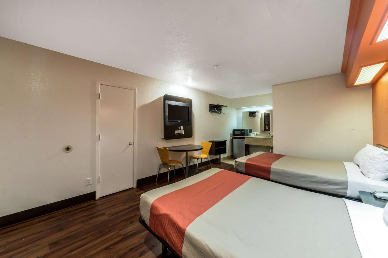 6 San Antonio, Tx - Frost Bank Center Hotel 2*